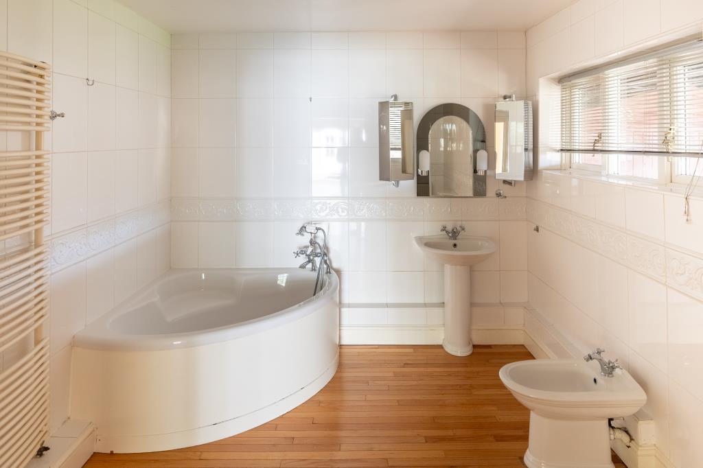 Lot: 164 - THREE-BEDROOM HOUSE IN SECLUDED LOCATION OVERLOOKING WOODLAND - Ensuite bathroom with corner bath and white bathroom suite